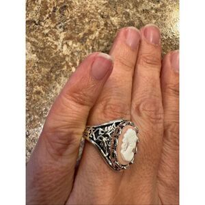 Woman’s vintage style cameo ring size 7 with jewelry storage bag